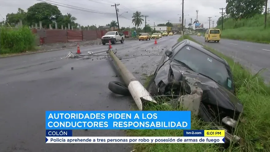 Conductor colisiona contra un poste de luz eléctrica en Colón