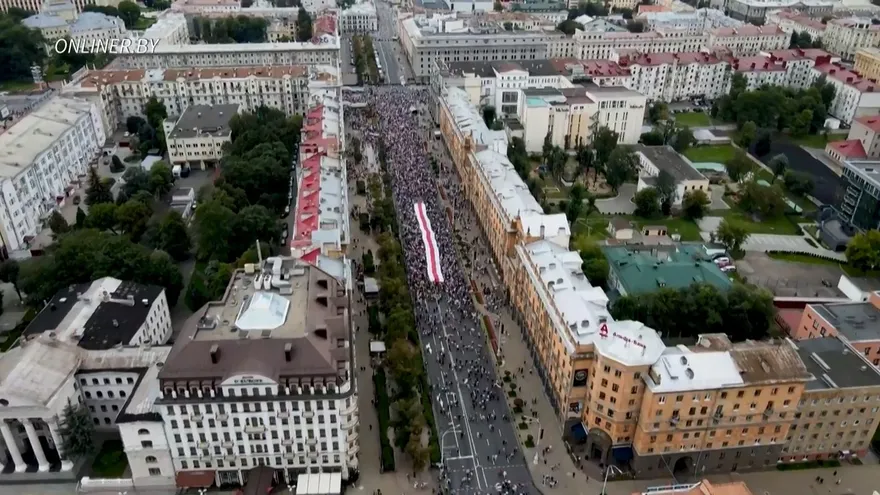 Decenas de miles de manifestantes desafían la feroz represión de Lukashenko en Bielorrusia