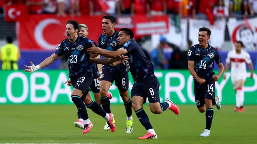 Matías Galarza celebra con sus compañeros de la Selección de Paraguay