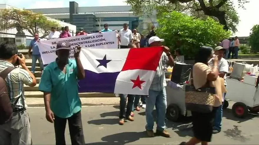 Suplentes de representantes marchan a Presidencia, exigen salario