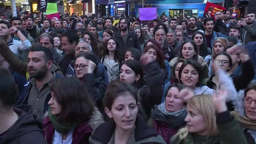Poder electoral turco niega anular referéndum y siguen marchas