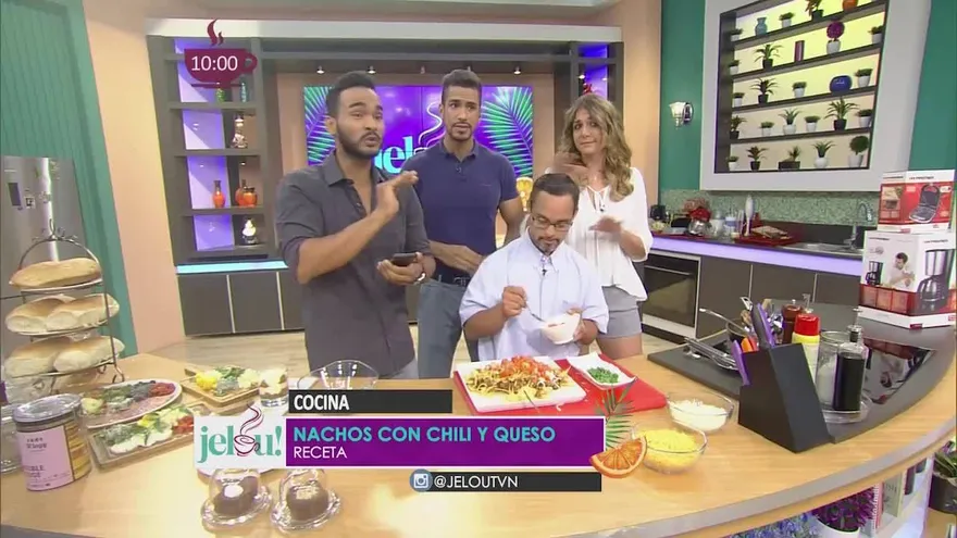Nuestro amigo José Gregorio nos preparó unos deliciosos nachos con chili y queso