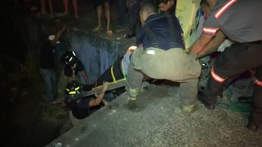 Conductor cae al río Mastasnillo