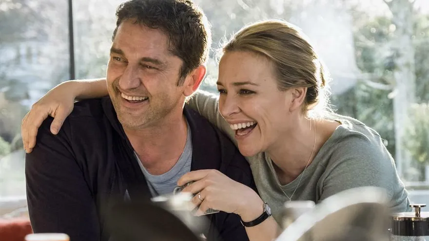 Fotograma de la película "Angel Has Fallen" (2019), del director Ric Roman Waugh, donde se registró a los actores Gerard Butler (i), como Mike Banning, y Piper Perabo (d), como Leah Banning.