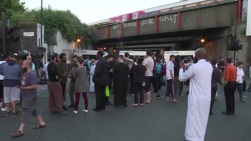 Un muerto y 10 heridos en ataque contra mezquita de Londres