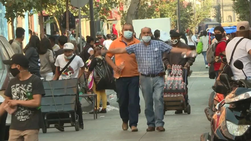 Comerciantes informales de Ciudad de México anticipan Navidad triste por repunte de covid-19