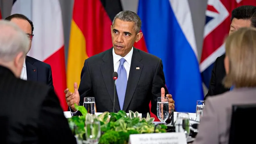 El presidente estadounidense, Barack Obama (c), conversa con sus homólogos de China, Xi Jinping (d), y de Francia, François Hollande (i), en el marco de la Cumbre de Seguridad Nuclear.