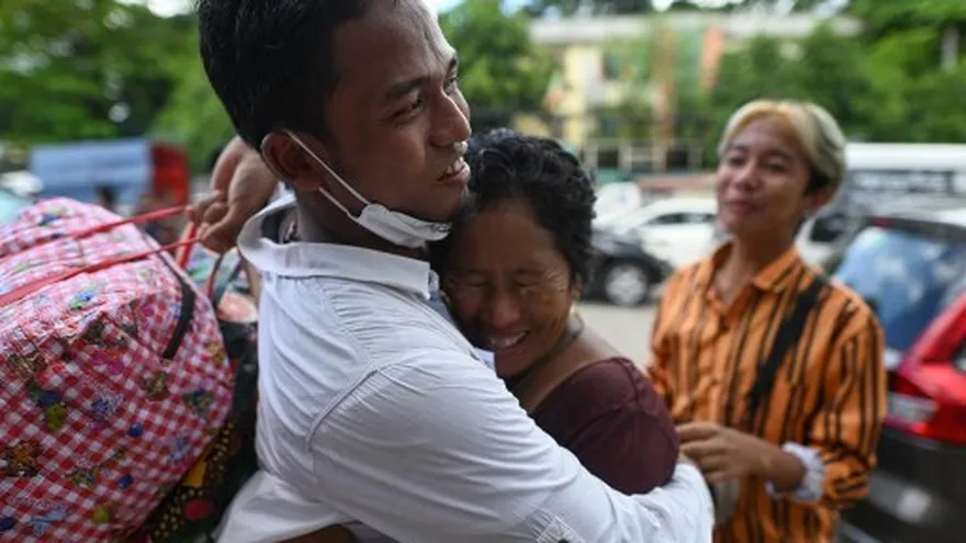 Presos birmanos se abrazan con sus familiares