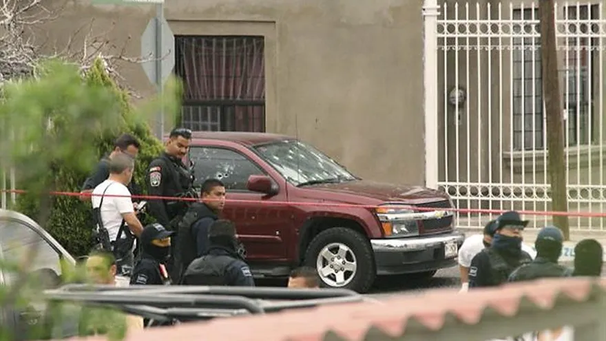 Al menos 26 personas perdieron la vida en un enfrentamiento registrado hoy entre grupos rivales del crimen organizado en el norteño estado de Chihuahua, confirmó el portavoz de la Fiscalía estatal, Félix González.