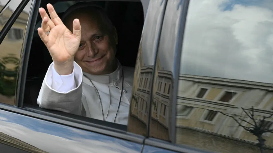 El papa León XIV abandonó el hospital Gemelli de Roma