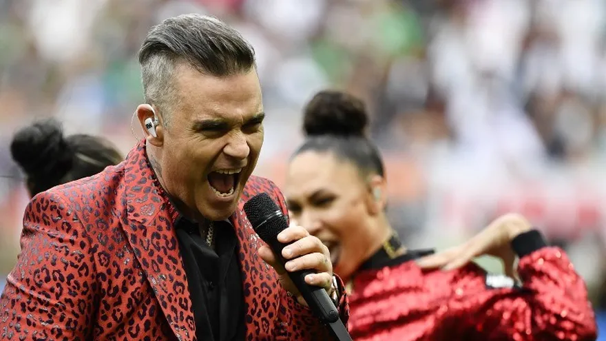 Robbie Williams canto sus éxitos en inauguración del Mundial