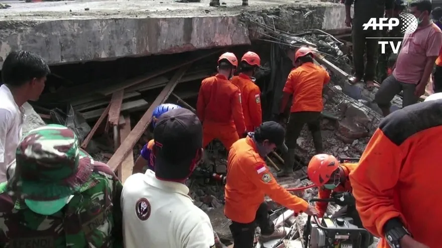 Alrededor de 100 muertos en Indonesia por sismo