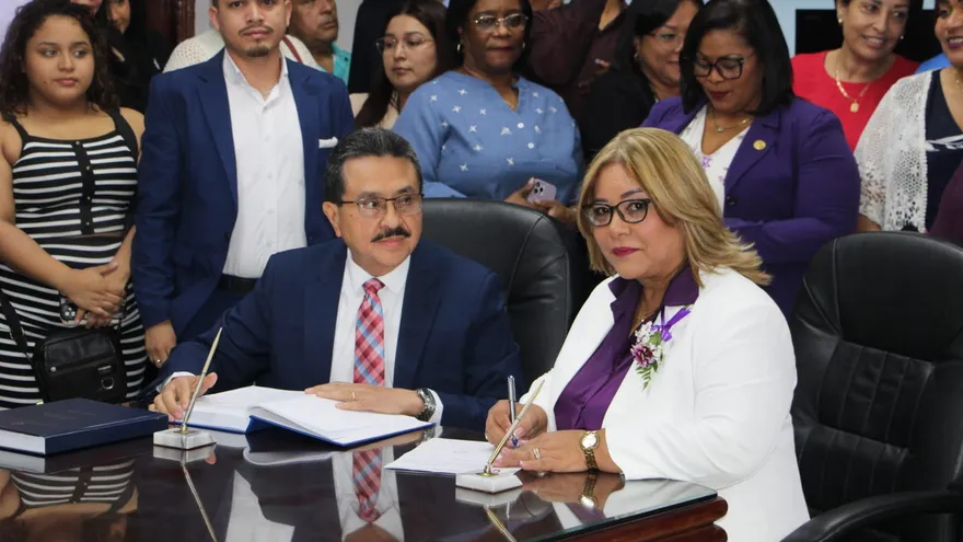 La magíster Tamara de Velasco, decana de la Facultad de Administración de Empresas y Contabilidad
