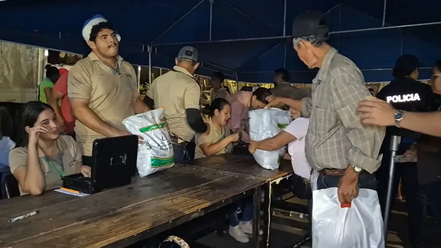 Venta de caja navideña en Parita