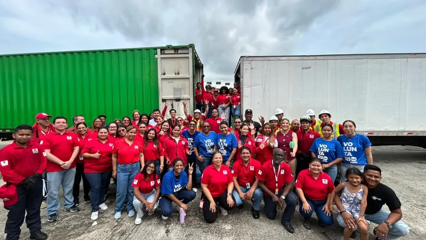 Voluntarios de TVN Media y Cruz Roja en la entrega de las donaciones