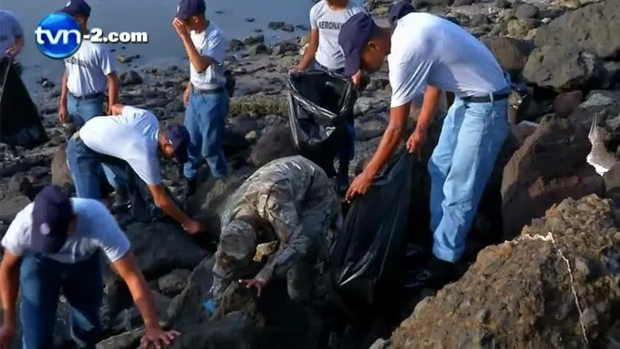 El Senan en tarea de limpieza de playa