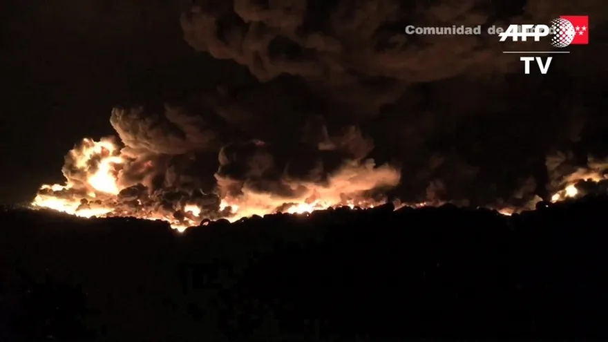 Enorme incendio en vertedero de llantas en España