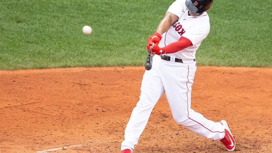 El dominicano Devers ayuda a Medias Rojas a cortar racha perdedora