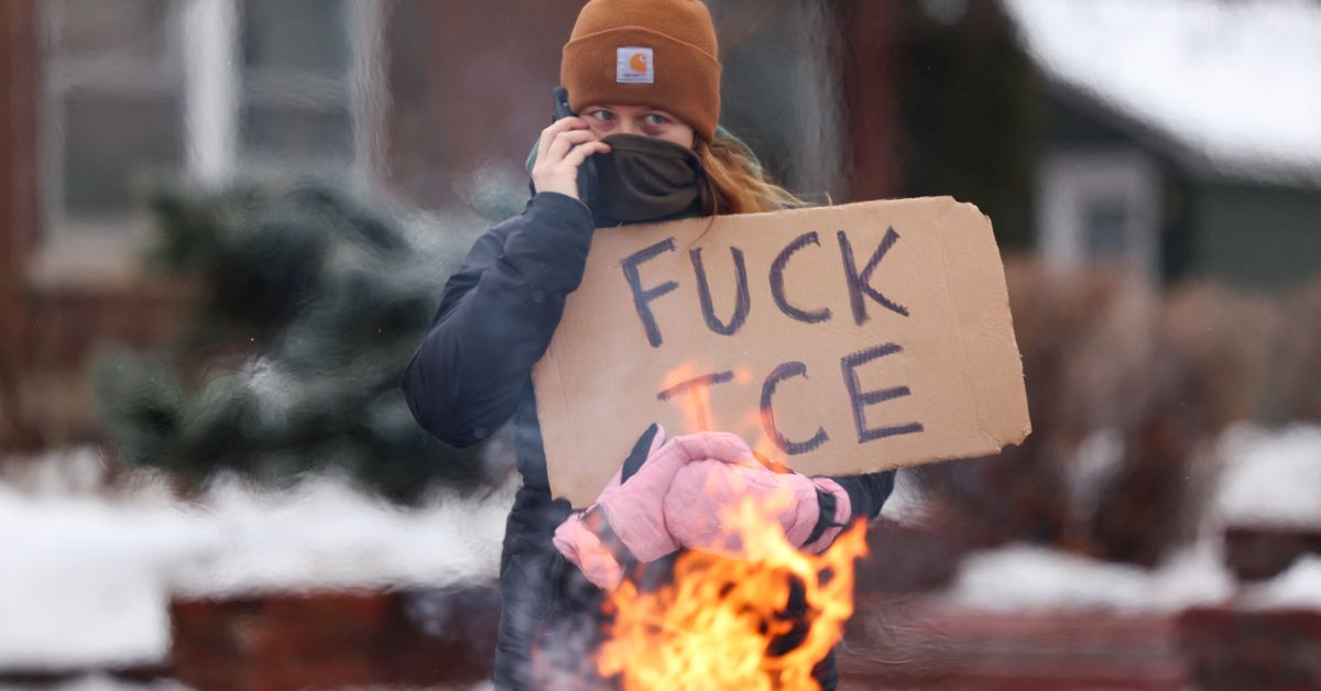 Manifestantes se enfrentan a la policía en Minneapolis por muerte de mujer a manos de agente de inmigración
