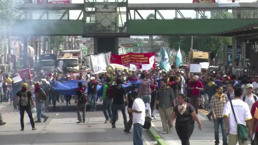 Guatemaltecos exigen renuncia de Otto Pérez