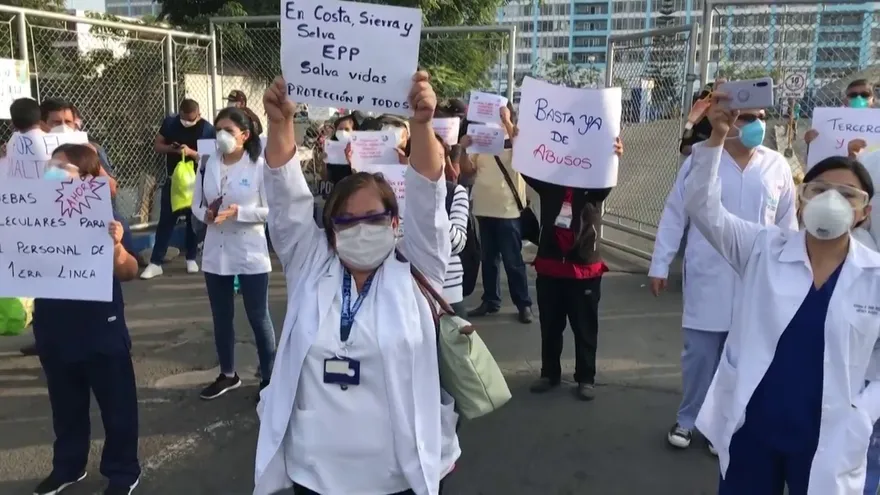 Médicos peruanos protestan por falta de equipos de seguridad