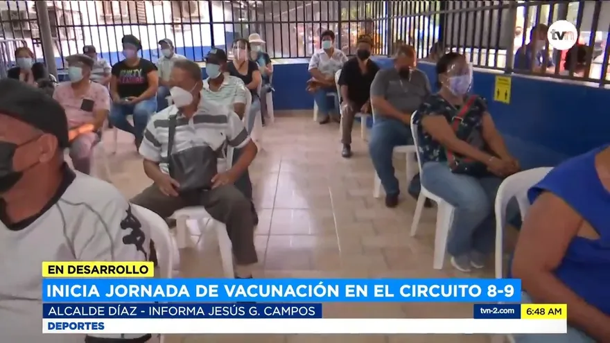 Adultos mayores acuden a vacunarse en el circuito 8-9