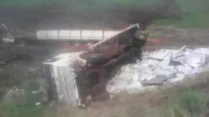 Vuelca camión con 30 toneladas de billetes venezolanos