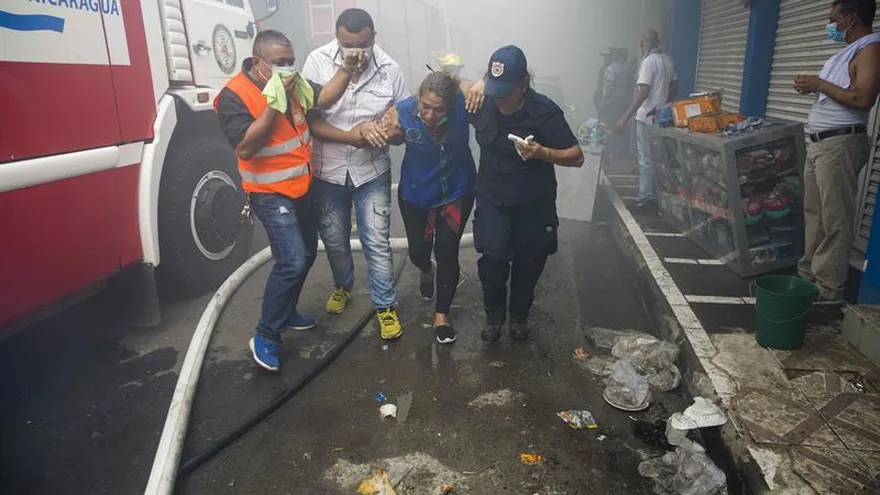 Un grupo de personas fue registrado este miércoles al evacuar una zona que fue afectada por un incendio que se desató en el Mercado Oriental de Managua.