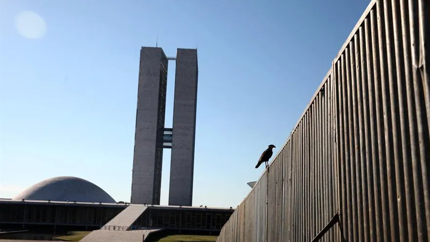 Una valla metálica separa los jardines frente al Congreso Nacional en Brasilia con el fin de evitar que manifestantes pro y contra la presidenta brasileña Dilma Rousseff.