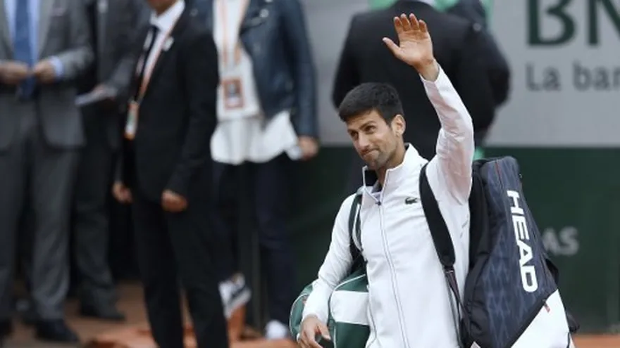 Djokovic no descarta tomarse un respiro tras caer en Roland Garros.