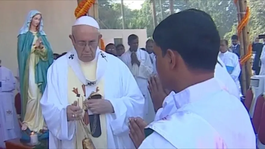 El papa ordenó a 16 sacerdotes para la pequeña Iglesia de Bangladesh