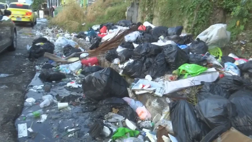 Limpian vertedero improvisado en Samaria, pero persisten riesgos por hueco y tubería rota