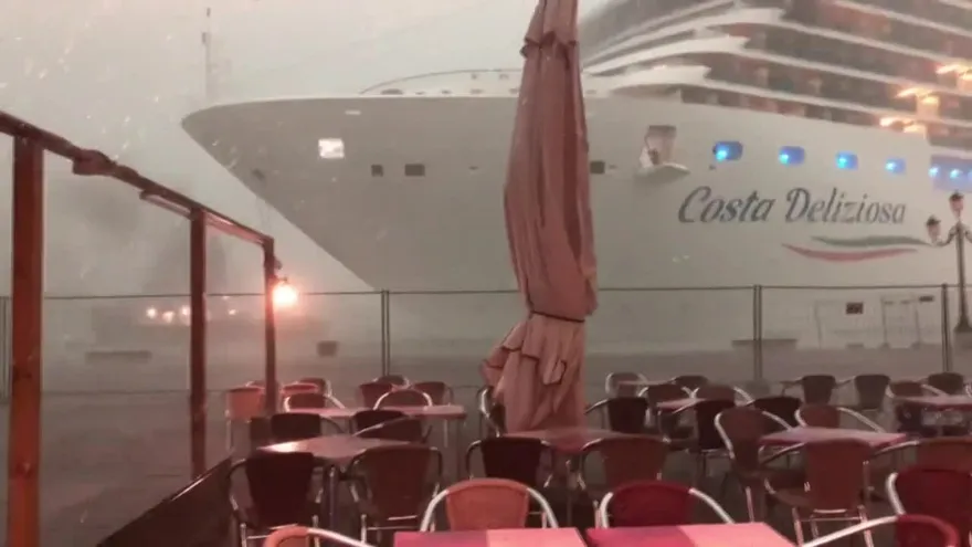 Un crucero gigante pierde el control en Venecia pero evita chocar
