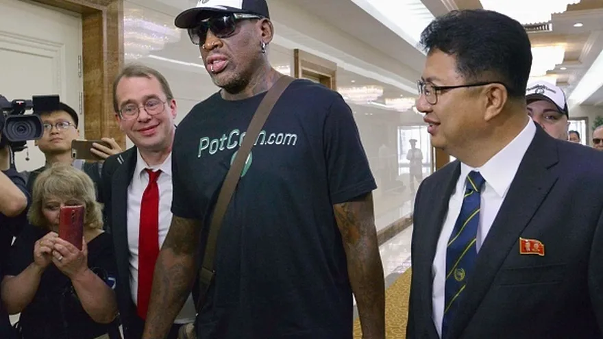Dennis Rodman (c) en su recorrido por Corea del Norte
