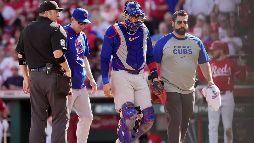 Miguel Amaya tuvo que abandonar el partido entre los Cachorros y los Rojos