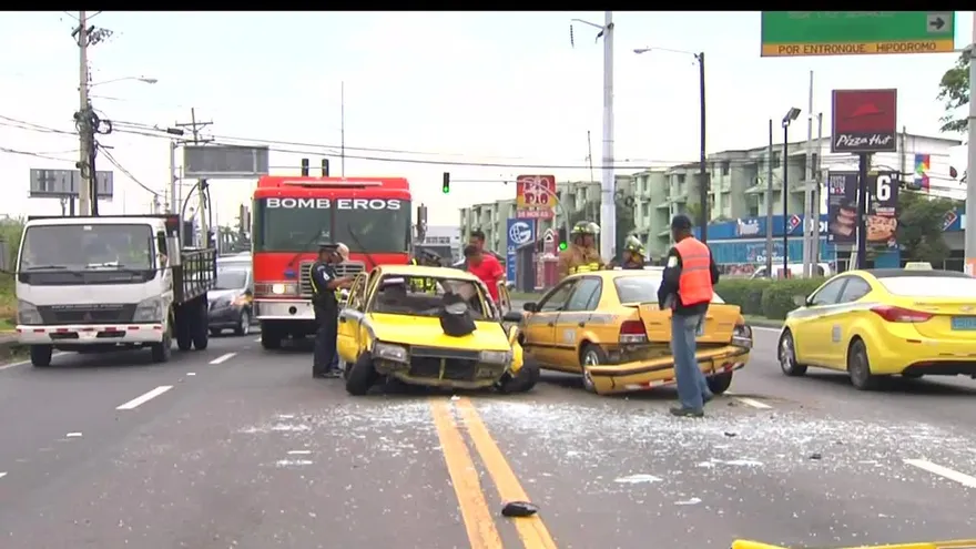 Dos taxis chocan de frente, los conductores quedan heridos