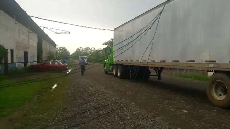 Camión derriba cableado en Bocas del Toro