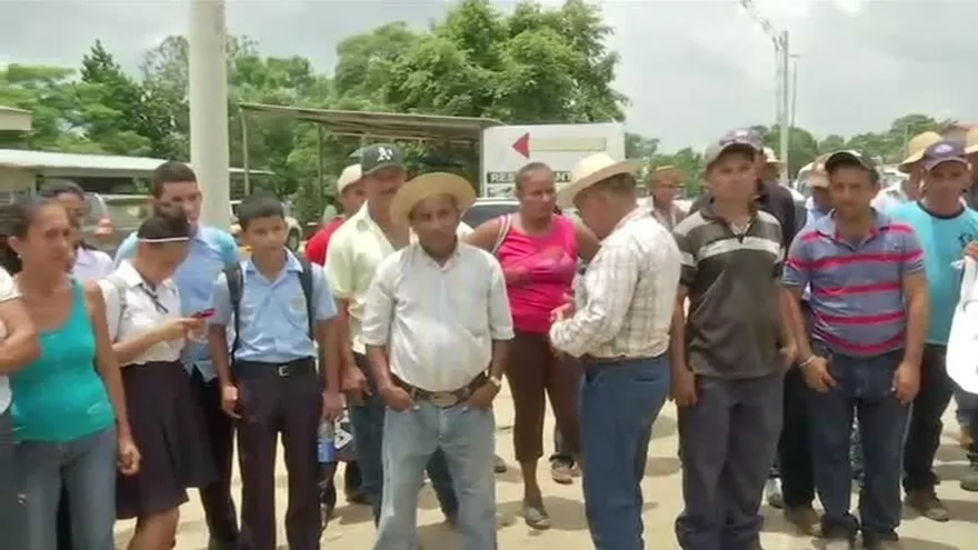 Productores en Tortí mantienen cierre de vía en Chepo