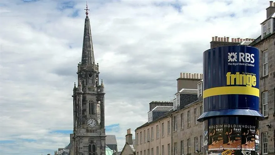 Vista de la la Milla Real de Edimburgo, la calle principal de la ciudad, que discurre desde el Castillo de Edimburgo hasta el Palacio de la Reina.