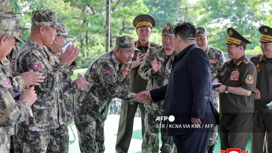 El líder norcoreano, Kim Jong Un saluda a un grupo de soldados.