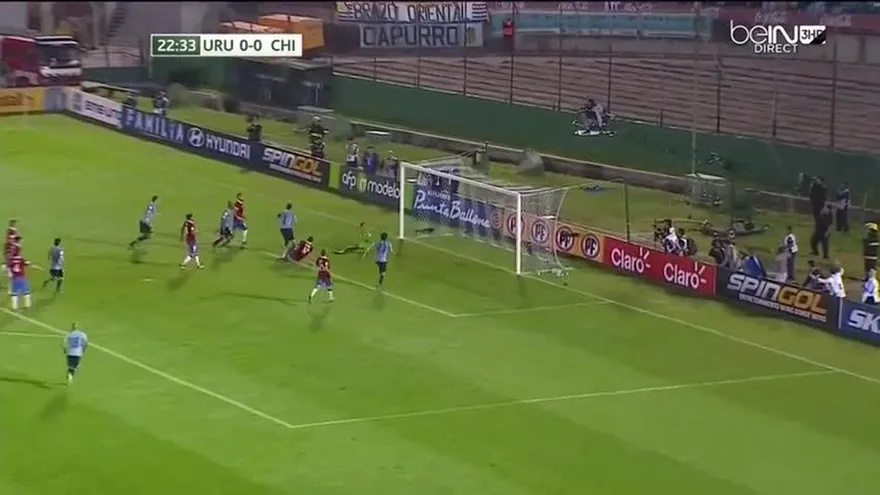 Uruguay venció 3-0 a Chile en Montevideo por Eliminatorias