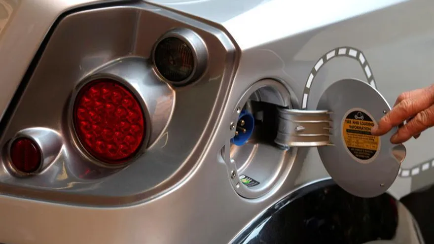 Detalle del depósito de un coche eléctrico durante su presentación en Hong Kong (China).