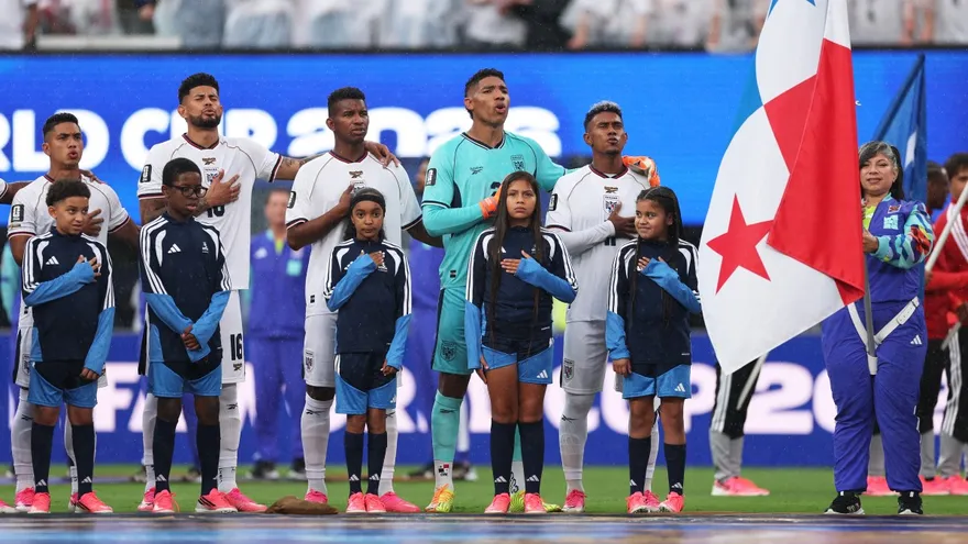 Jugadores de la Selección de Panamá cantan el himno nacional durante el partido ante Inglaterra