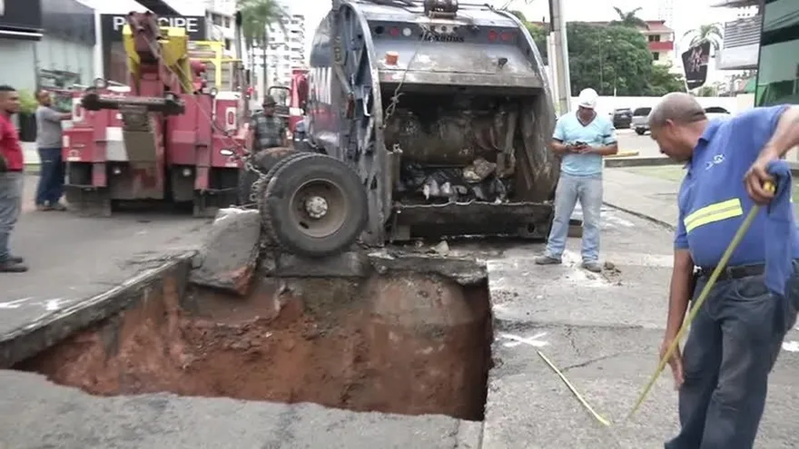 Camión cae en hueco en El Cangrejo