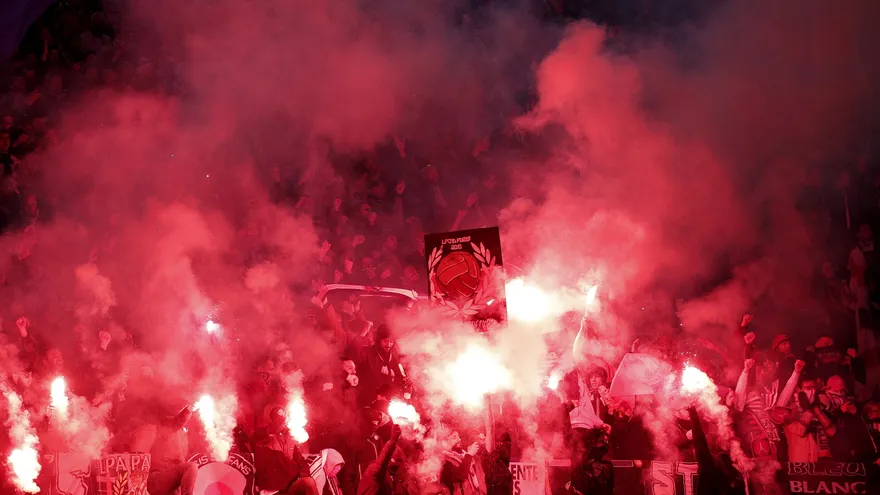 UEFA abre proceso disciplinario contra el PSG por bengalas