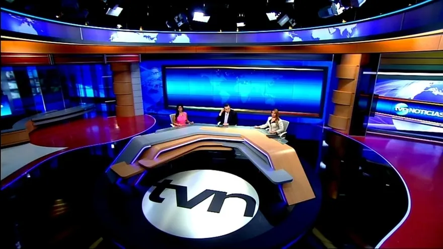 Colores vibrantes y la última tecnología dan giro a noticieros de TVN