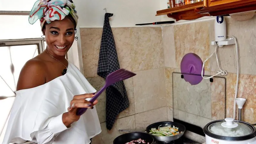 Katty Fresneda, hermana de Ketty Fresneda, la cubana que ya esta en la final de la sexta edición del programa, Masterchef emitido por la Televisión Española, prepara la comida ayer, jueves 5 de julio de 2018, en su apartamento, en La Habana (Cuba).