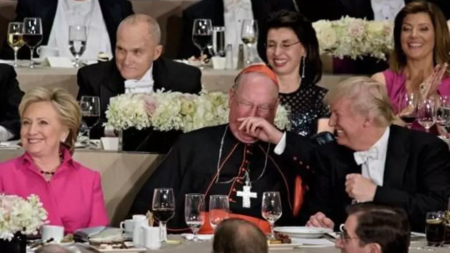 Clinton y Trump intercambian bromas y comentarios ácidos en cena de caridad