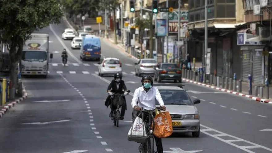Motorizados y conductores circulan por avenidas de Israel
