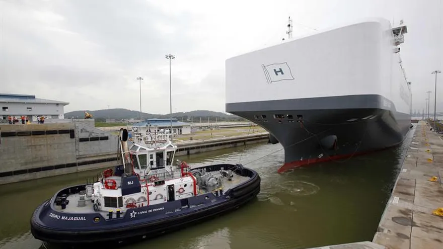 El buque noruego Höegh Target, el portavehículos más grande del mundo con capacidad para transportar 8.500 automóviles, transita por la esclusa de Cocolí en la vertiente pacífica del Canal Ampliado de Panamá el 8 de septiembre de 2016.